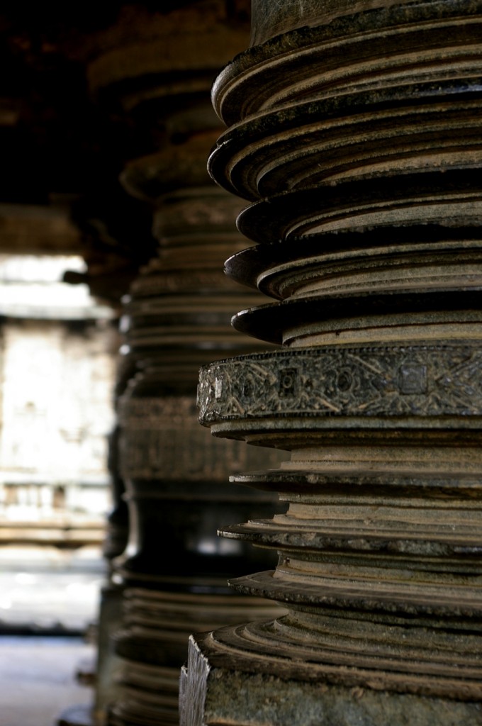 Interno del Tempio di Chennakeshava a Belur - colonne