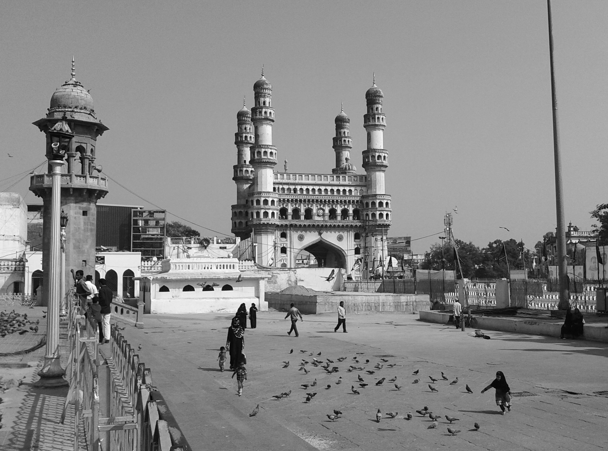 Charminar vista dal piazzale della moschea