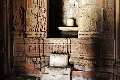 Shiva lingam - Interno del Khandariya Mahadeo - Gruppo Occidentale - Khajuraho